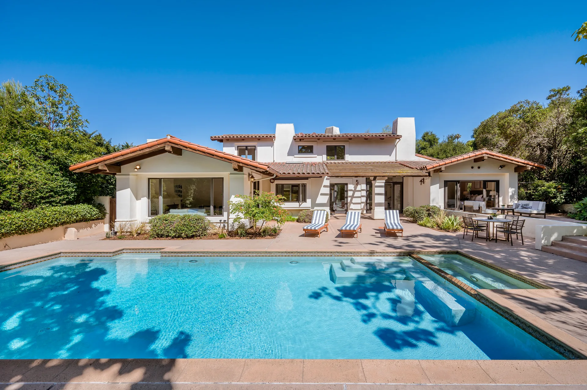 Die ultimative Luxusimmobilie: Ibiza und ihre Anwesen mit Infinity-Pools