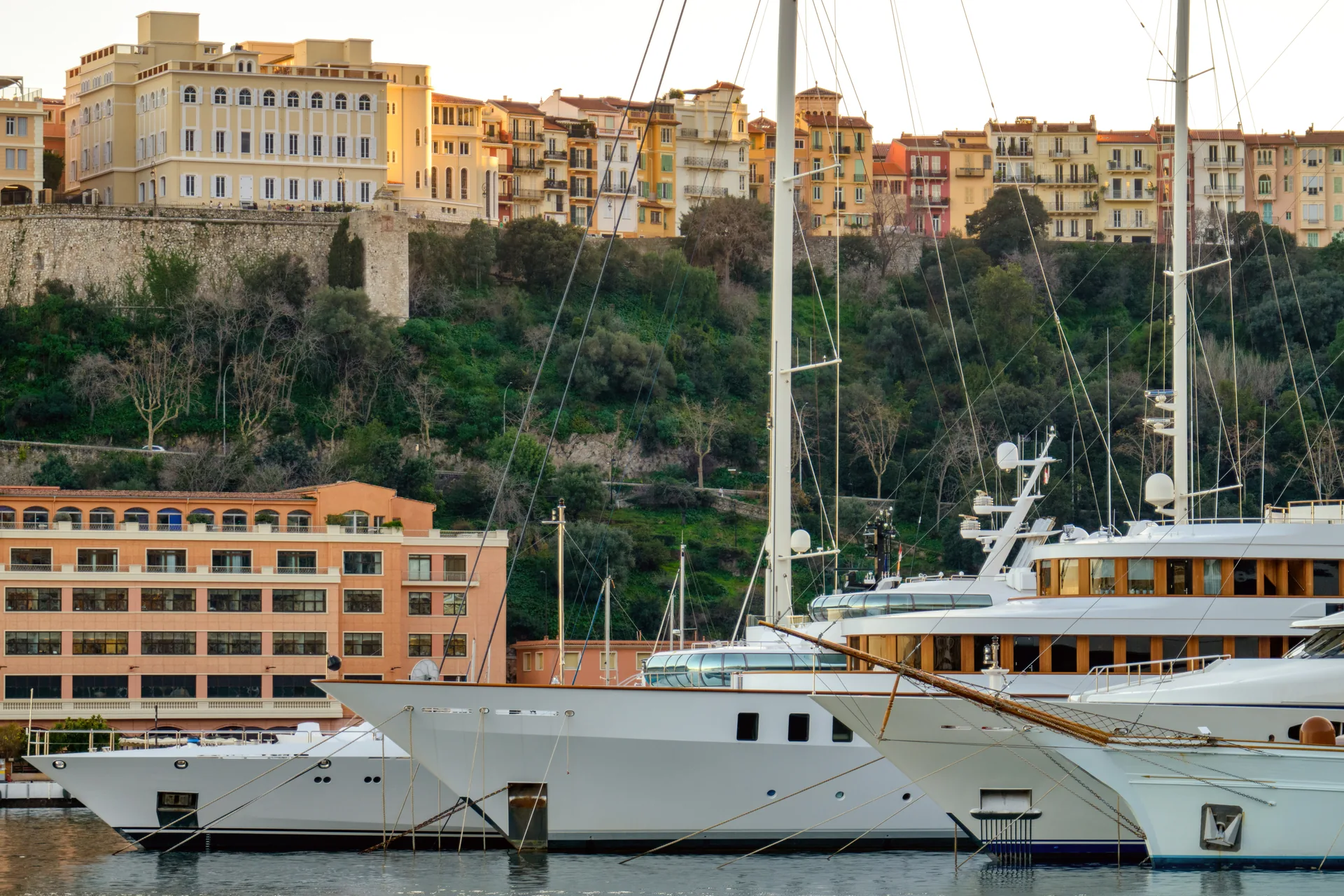 Altbau vs. Neubau: Präferenzen von Käufern in Monaco