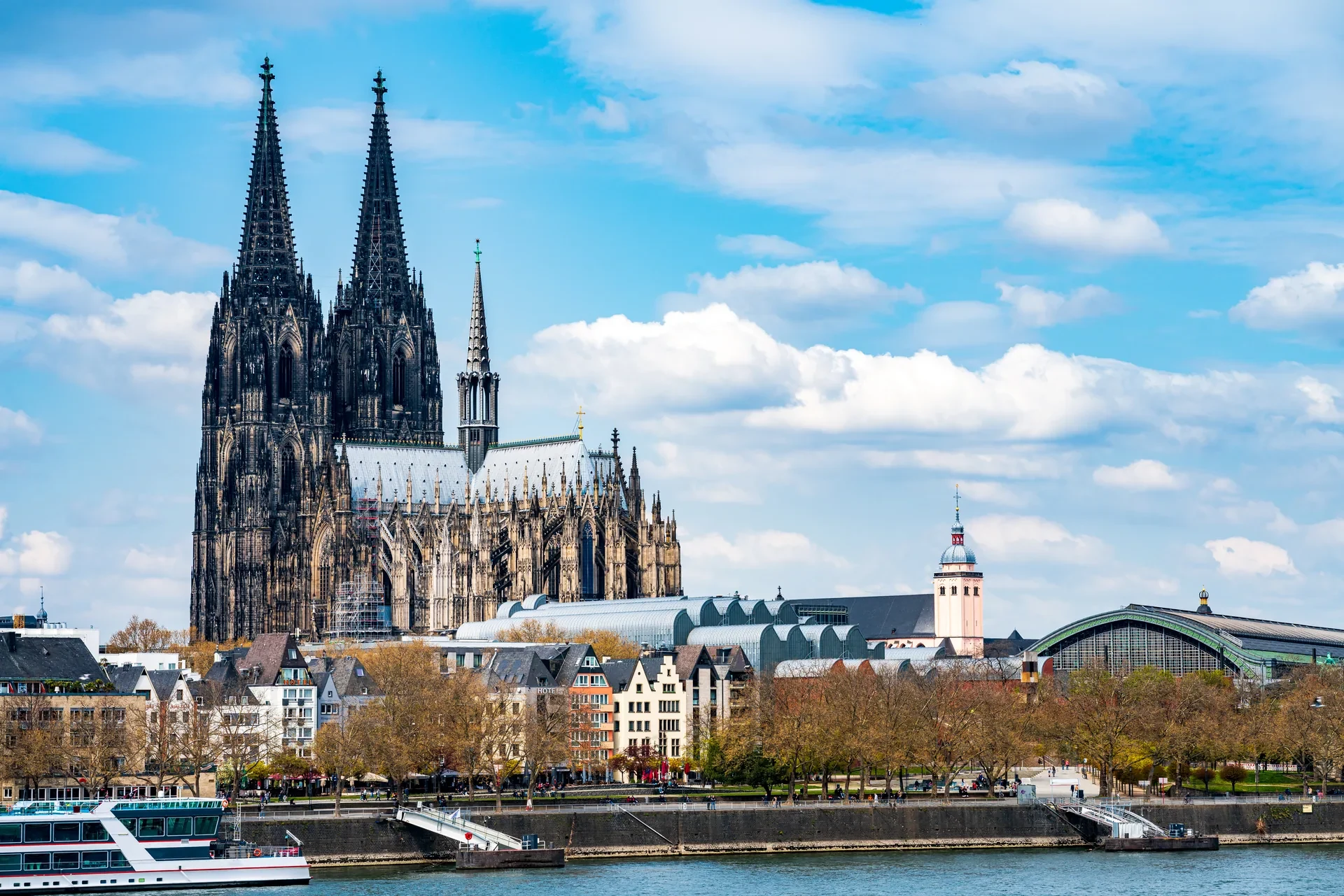 Symbolbild zum Beitrag Warum Altbauimmobilien in Köln eine stabile Investition sind — ESTAiX