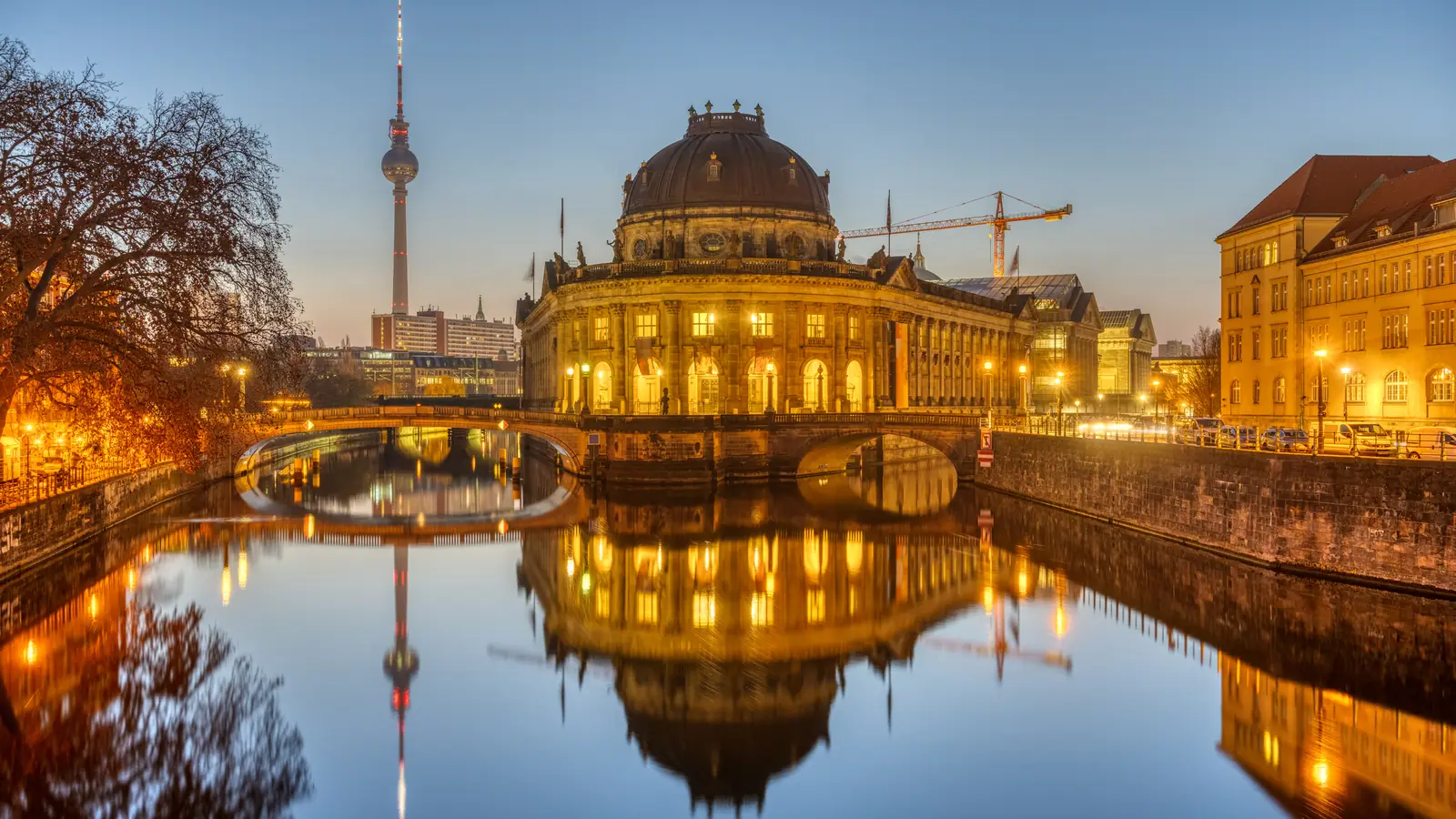 Bode-Museum und Fernsehturm an der Spree in Berlin
