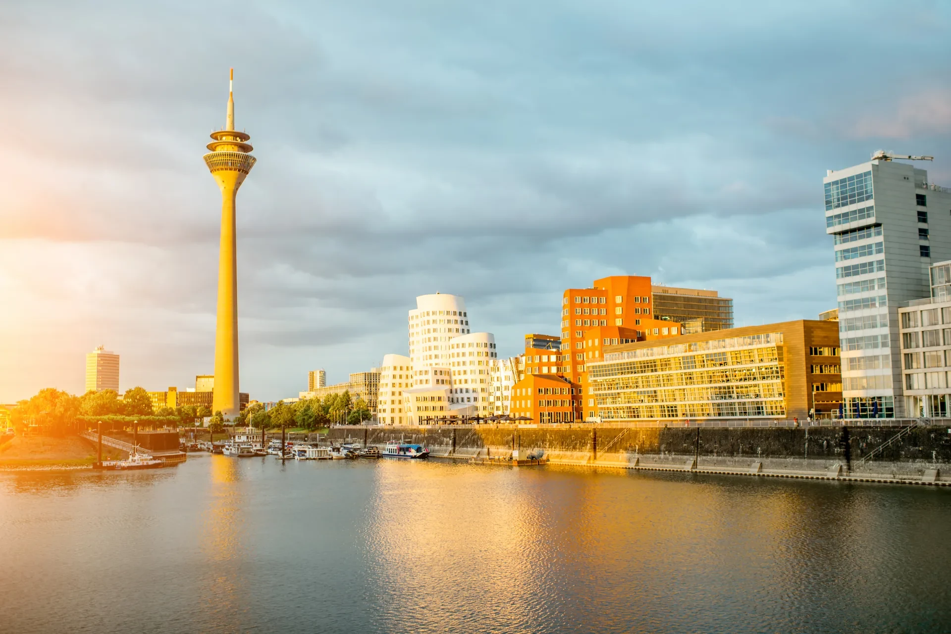 Symbolbild zum Beitrag Anlagetipps für Einsteiger in Düsseldorf — ESTAiX