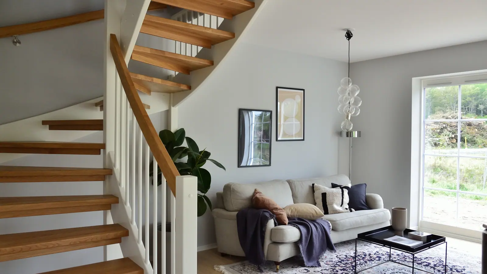Helles Wohnzimmer mit Treppe