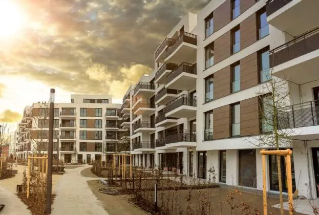 Savills: neue Mehrfamilienhäuser mit Balkonen in einem Wohnquartier